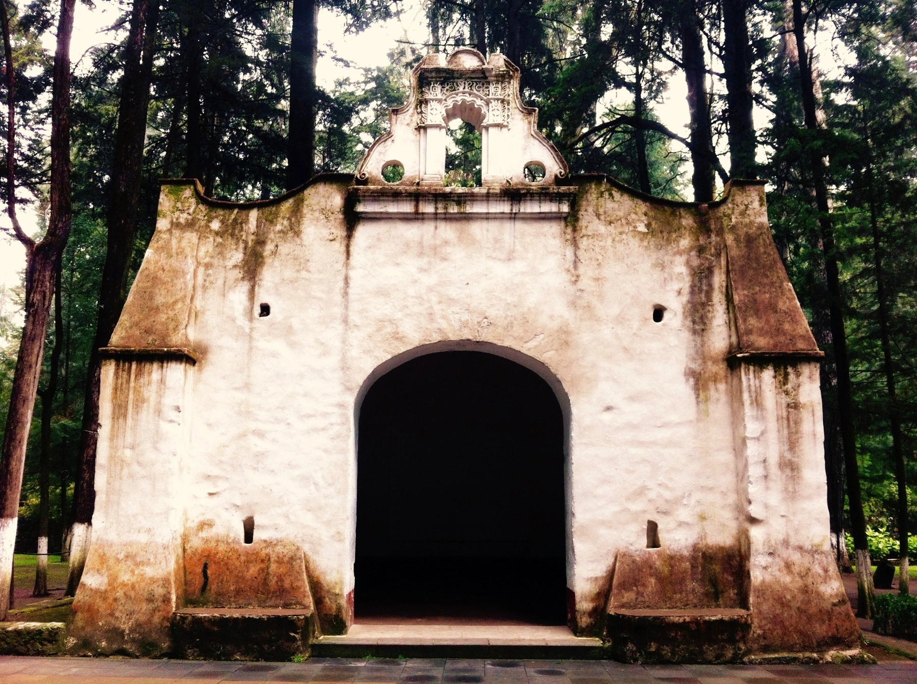 Capilla entre árboles, imagen de locación incluida en el dossier de desarrollo